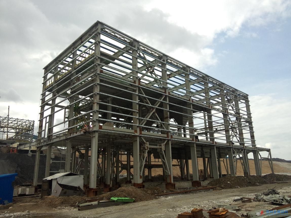 中國二十二冶金結公司俄羅斯鐵礦選礦廠精礦裝車站鋼結構主體安裝結束